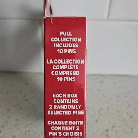 NIB 2023 Disney Parks Christmas Holiday Wreaths Mystery Box Set of 2 Pins Sealed - Picture 4 of 4